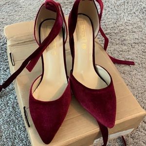 Truffle Collection Tie Ankle. Burgundy